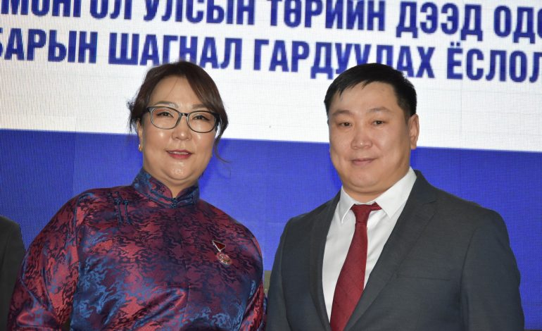 Төрийн болон Засгийн газрын шагналаар шагнагдлаа